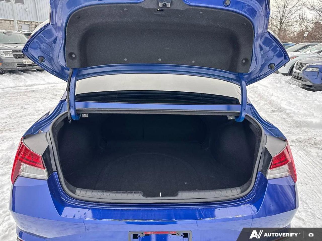 2023 Hyundai Elantra Luxury Photo