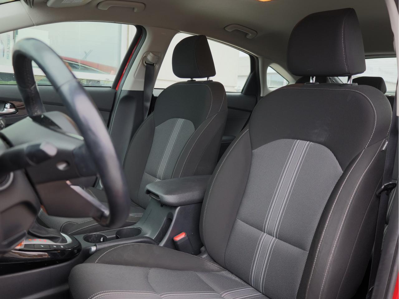 2024 Kia Forte5 EX IVT Photo