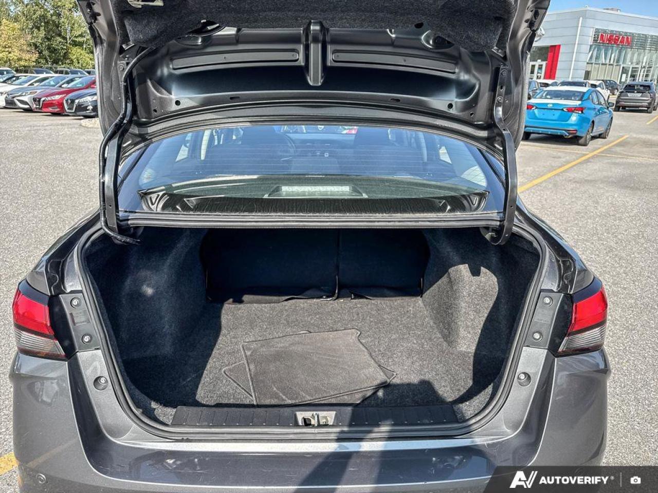 2023 Nissan Versa SR Photo