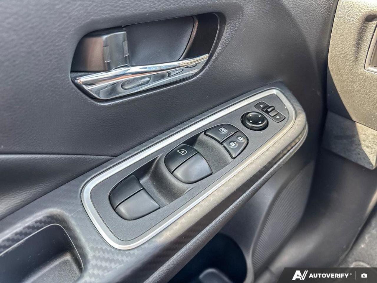 2023 Nissan Versa SR Photo