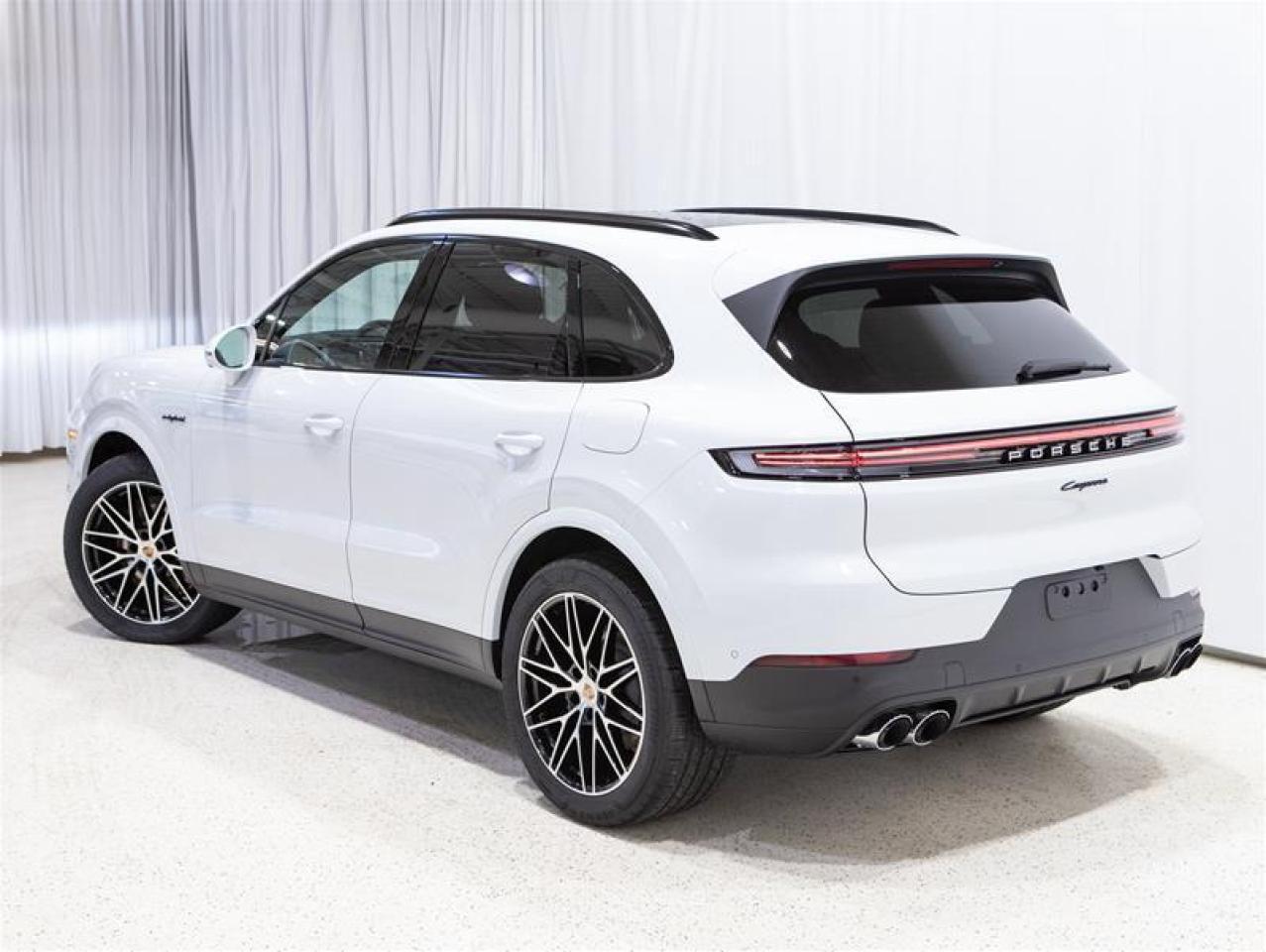 2026 Porsche Cayenne e-Hybrid AWD Photo3