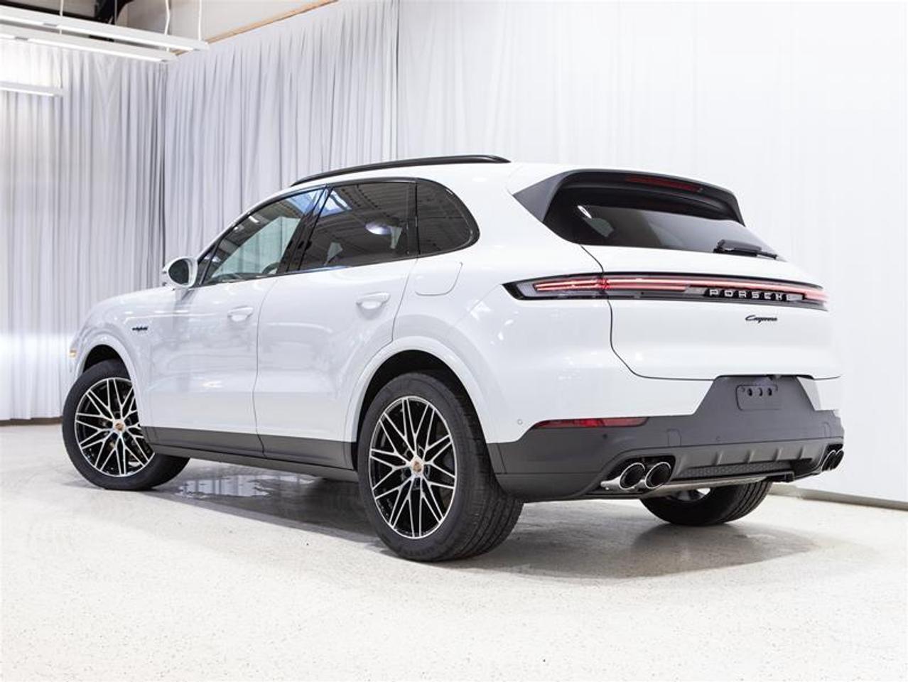 2026 Porsche Cayenne e-Hybrid AWD Photo2