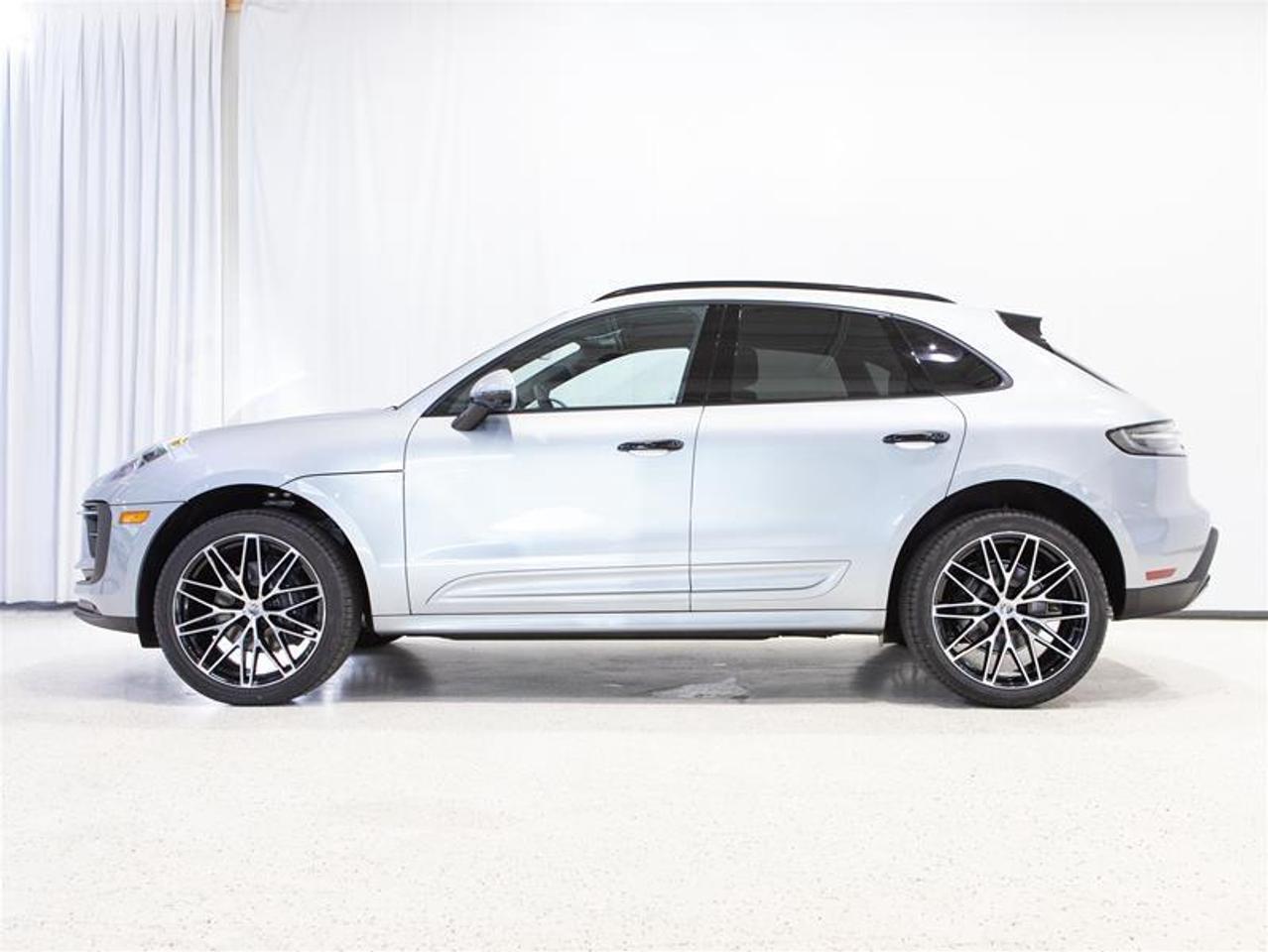 2026 Porsche Macan AWD Photo4