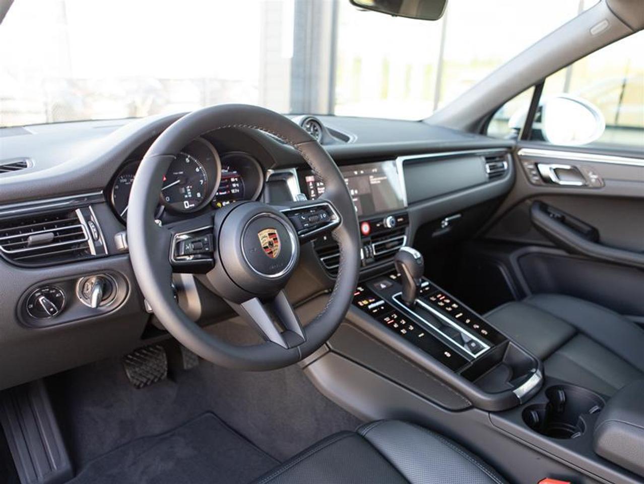 2026 Porsche Macan AWD Photo