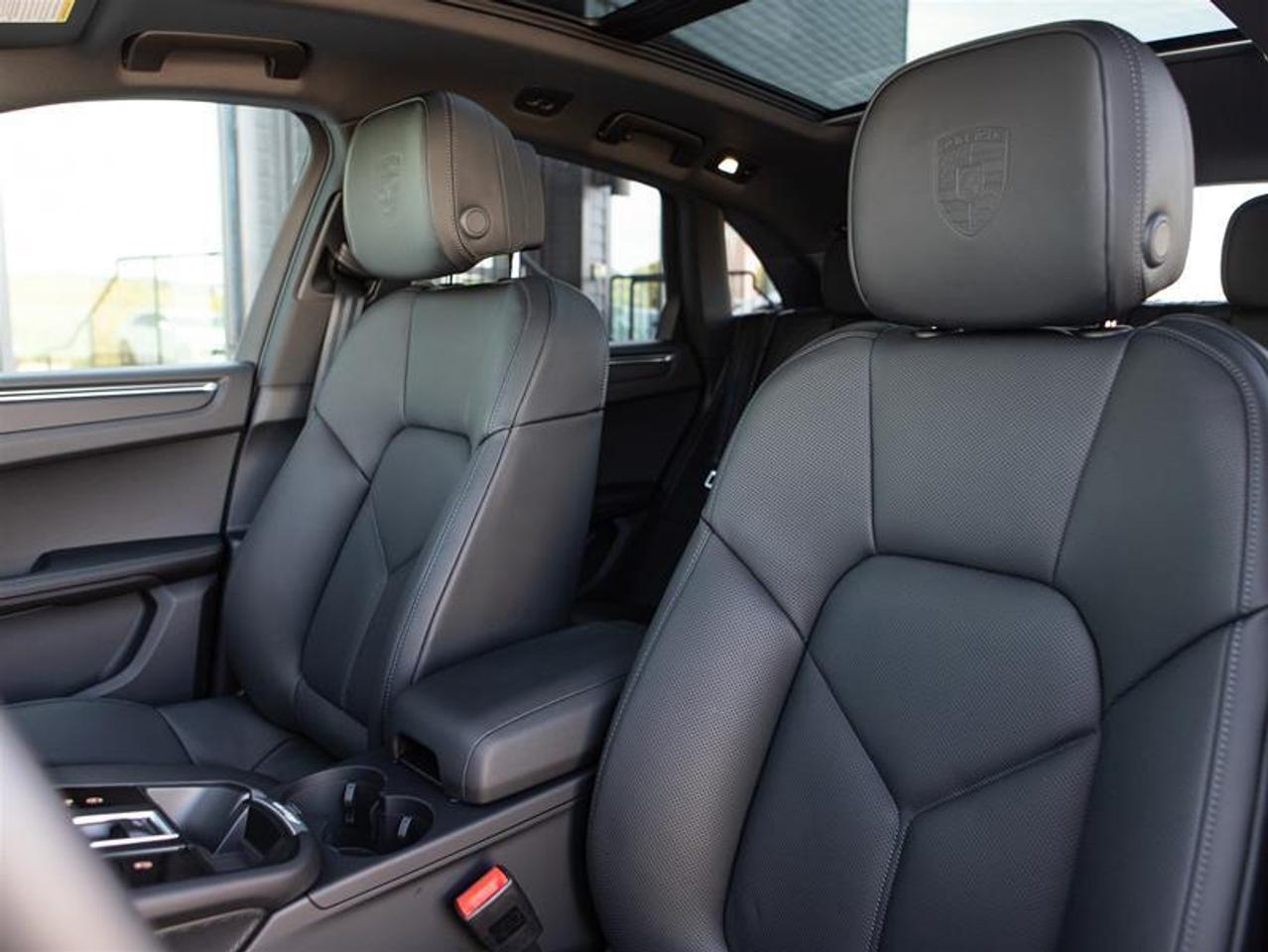 2026 Porsche Macan AWD Photo