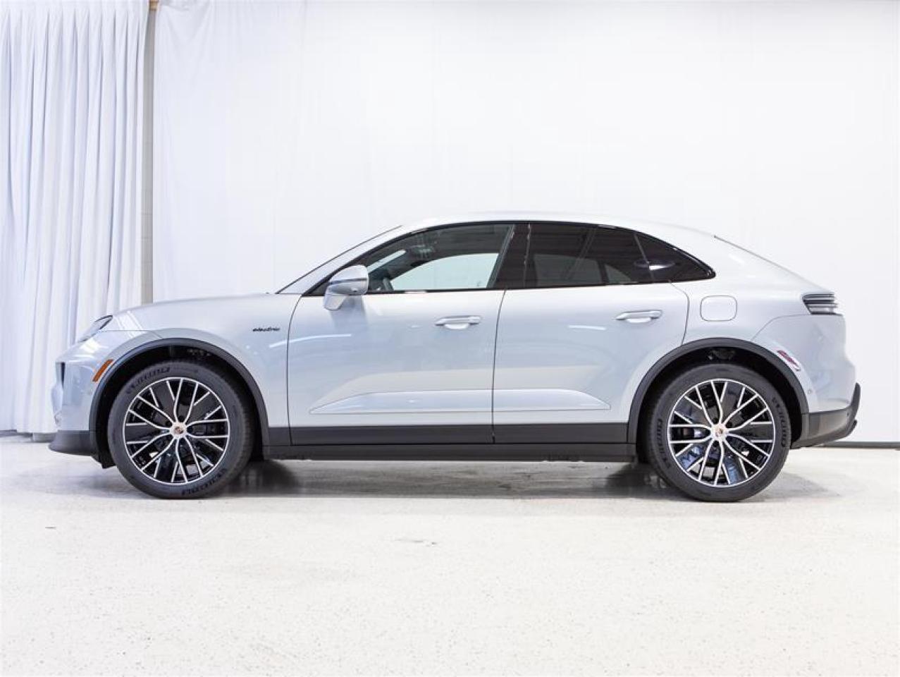 2025 Porsche Macan Electric 4 AWD Photo4