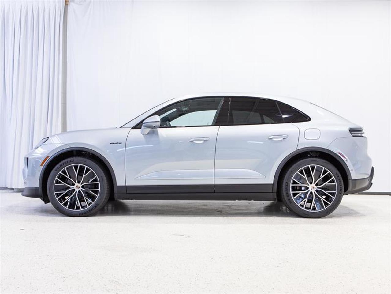 2025 Porsche Macan Electric 4 AWD Photo4
