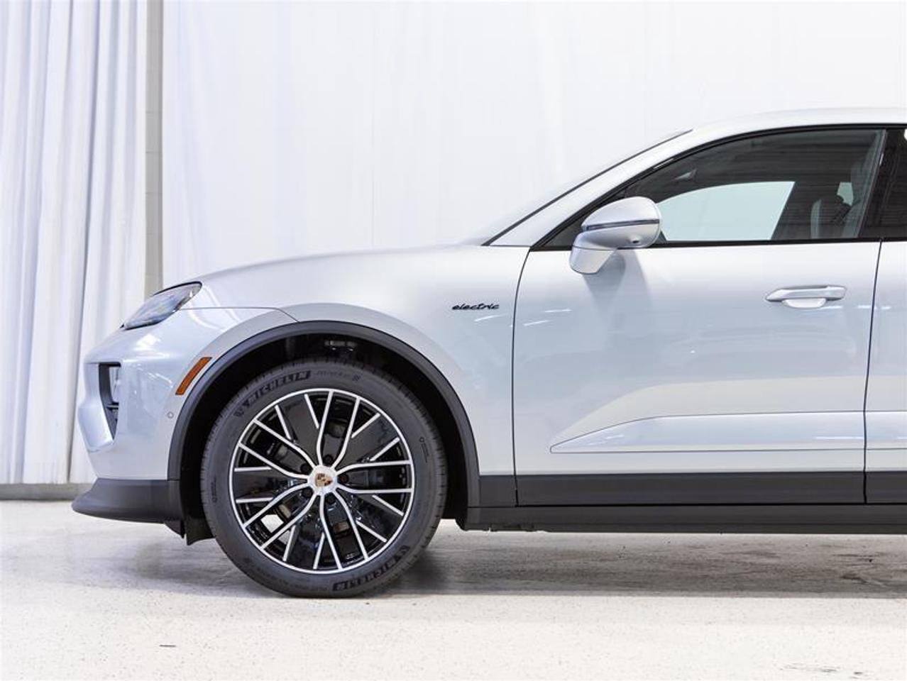 2025 Porsche Macan Electric 4 AWD Photo