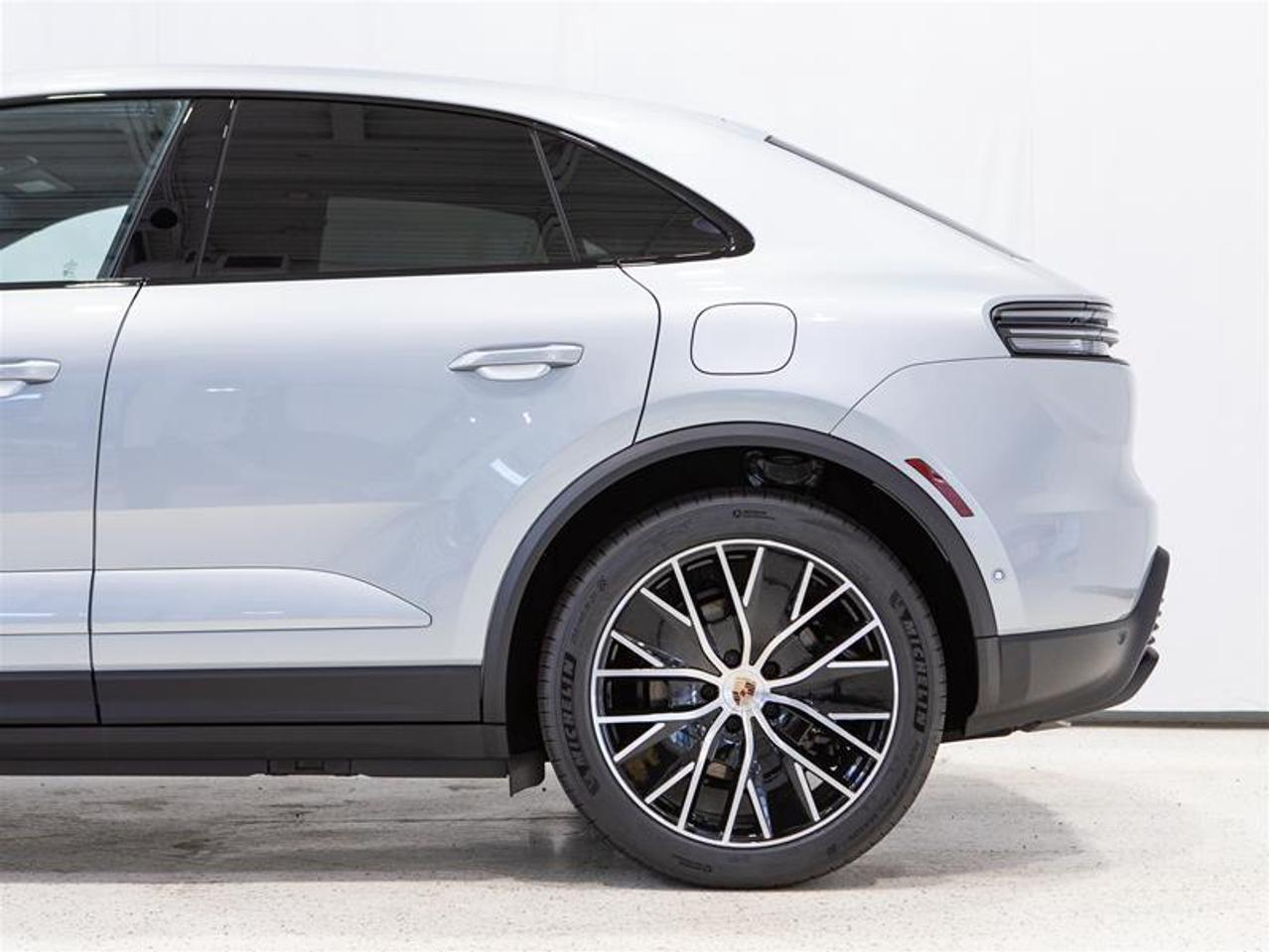 2025 Porsche Macan Electric 4 AWD Photo