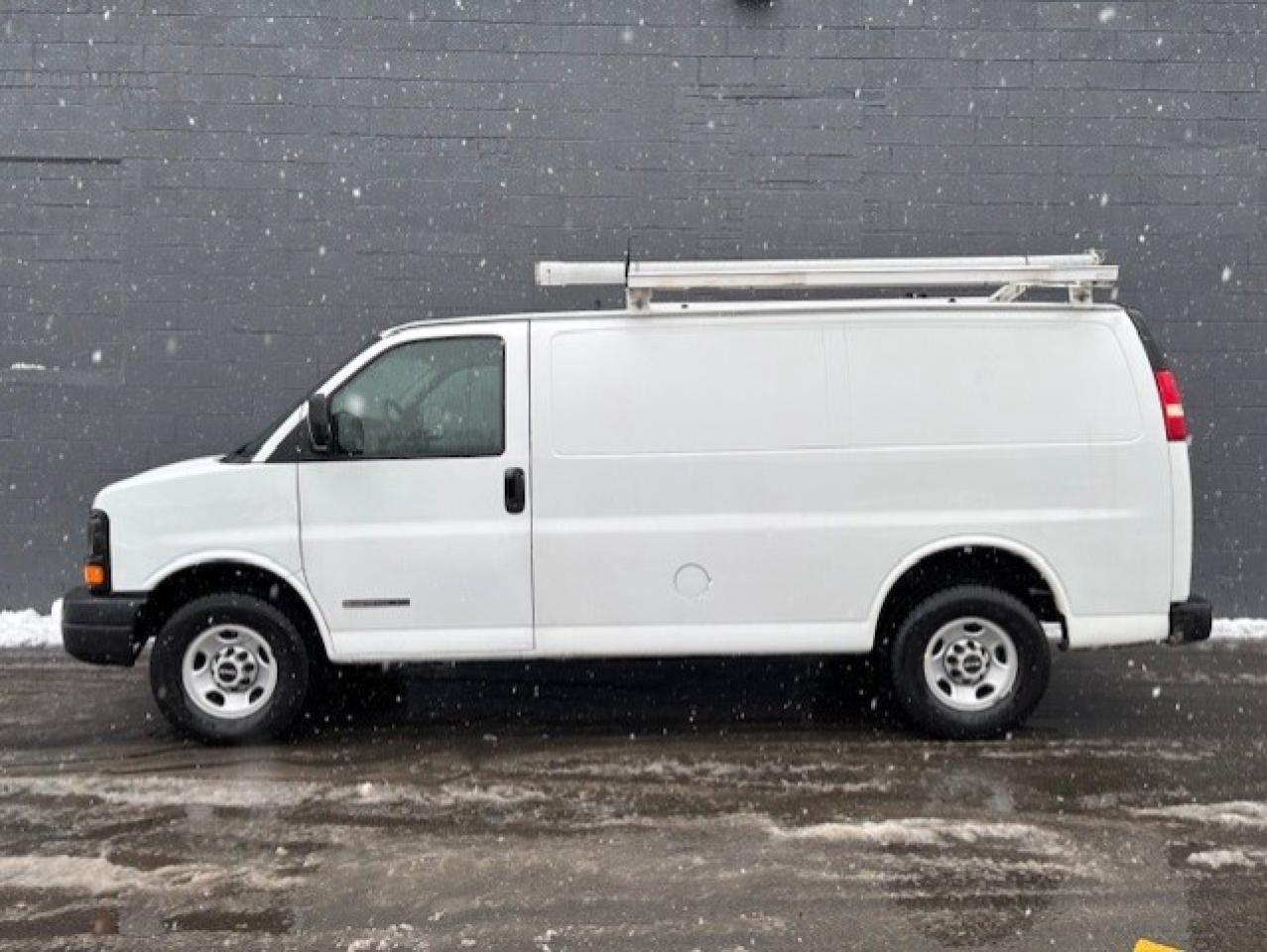 2006 GMC Savana Cargo Van 2500 **ONLY 85,000KM-LADDER RACKS-SHELVES-DIVIDER* Photo