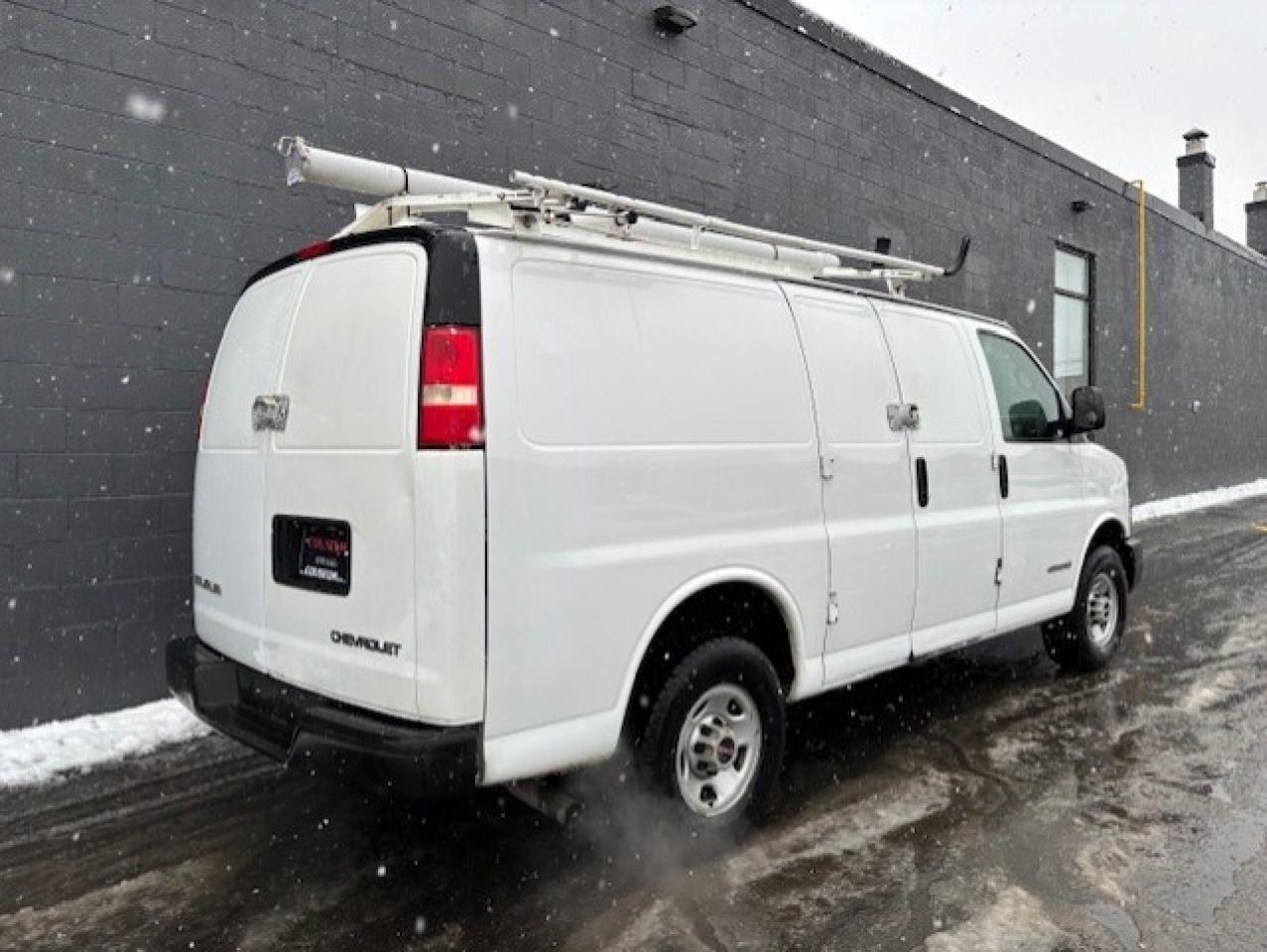 2006 GMC Savana Cargo Van 2500 **ONLY 85,000KM-LADDER RACKS-SHELVES-DIVIDER* Photo