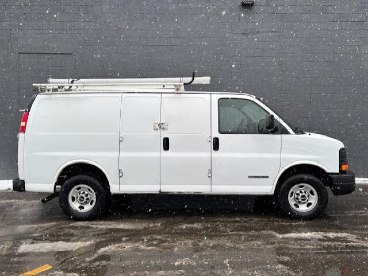 2006 GMC Savana Cargo Van 2500 **ONLY 85,000KM-LADDER RACKS-SHELVES-DIVIDER* Photo