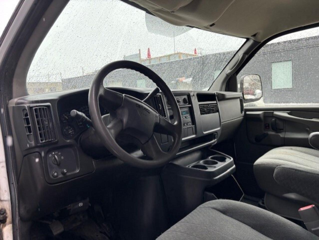 2006 GMC Savana Cargo Van 2500 **ONLY 85,000KM-LADDER RACKS-SHELVES-DIVIDER* Photo