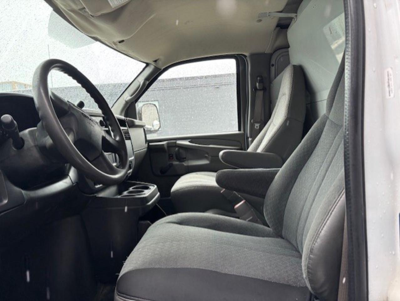 2006 GMC Savana Cargo Van 2500 **ONLY 85,000KM-LADDER RACKS-SHELVES-DIVIDER* Photo