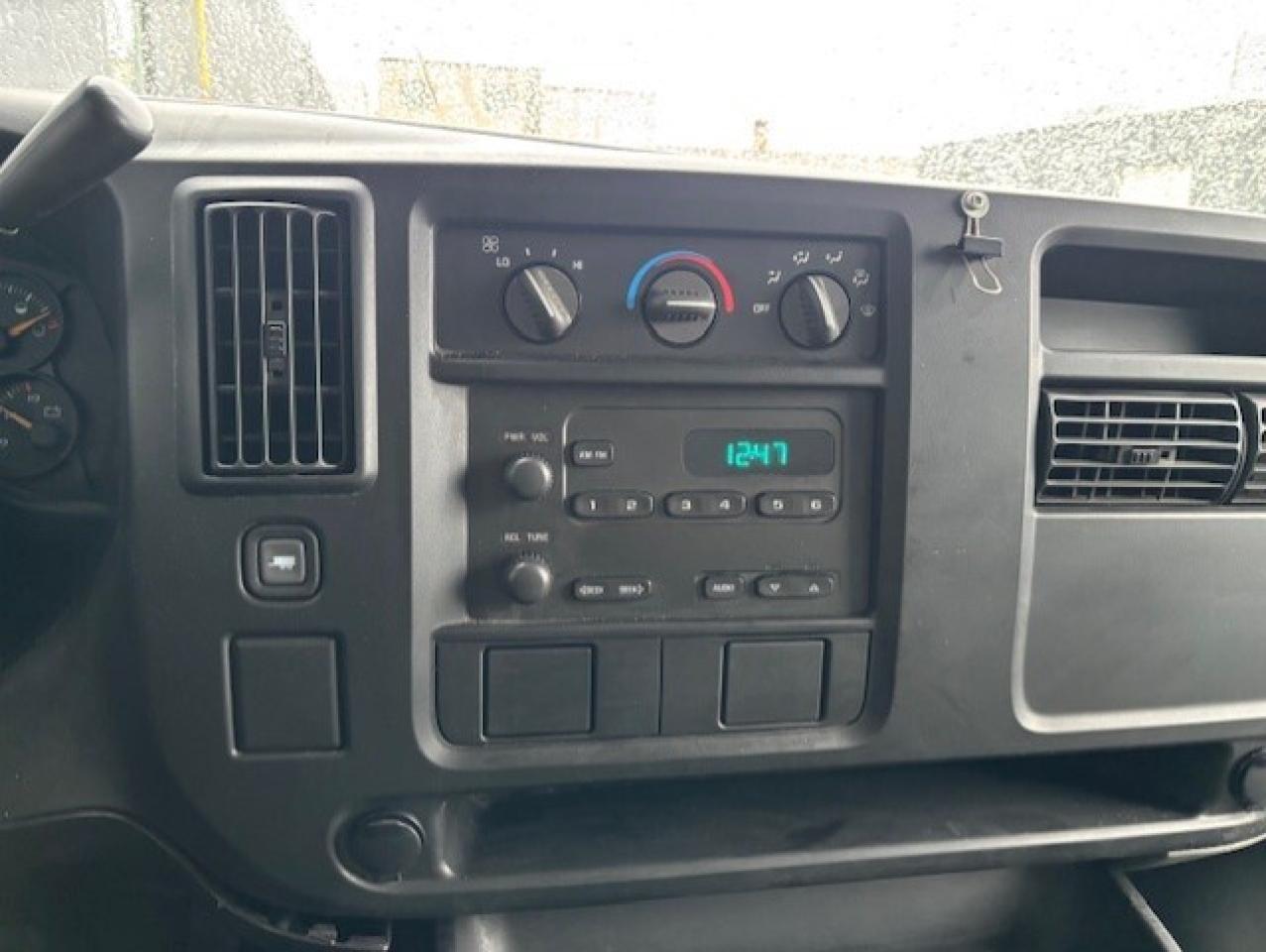 2006 GMC Savana Cargo Van 2500 **ONLY 85,000KM-LADDER RACKS-SHELVES-DIVIDER* Photo