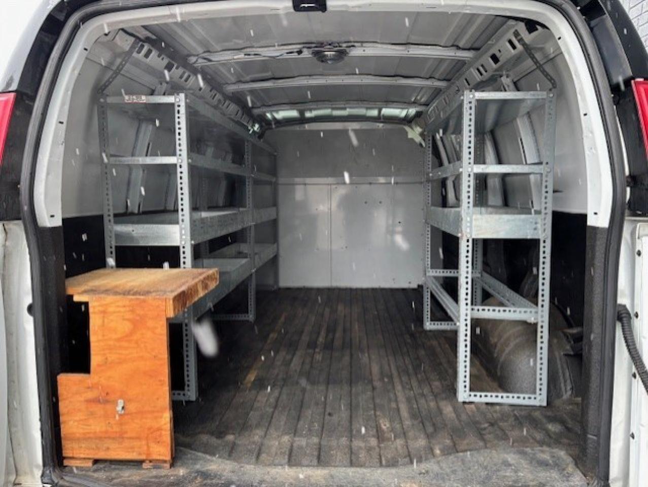 2006 GMC Savana Cargo Van 2500 **ONLY 85,000KM-LADDER RACKS-SHELVES-DIVIDER* Photo