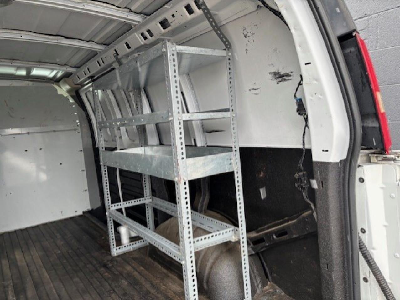 2006 GMC Savana Cargo Van 2500 **ONLY 85,000KM-LADDER RACKS-SHELVES-DIVIDER* Photo