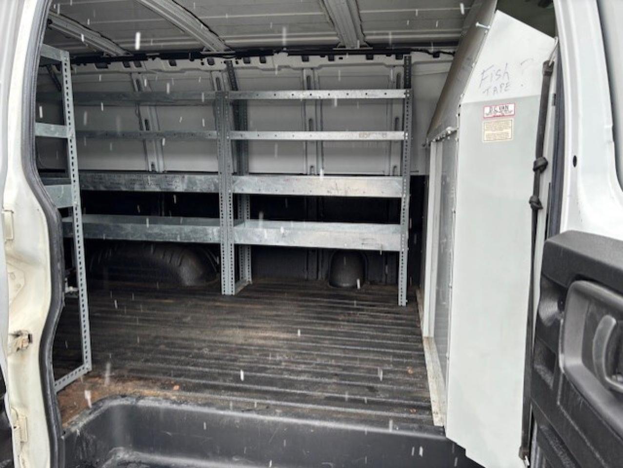 2006 GMC Savana Cargo Van 2500 **ONLY 85,000KM-LADDER RACKS-SHELVES-DIVIDER* Photo