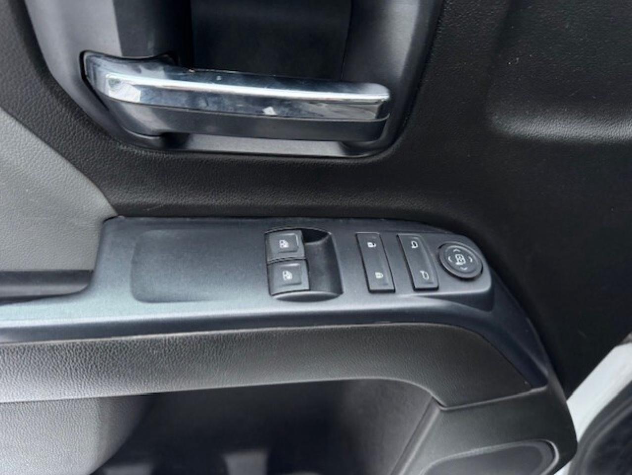 2017 Chevrolet Silverado 1500 4WD REGULAR CAB **SHORT BOX** CERTIFIED-WE FINANCE Photo