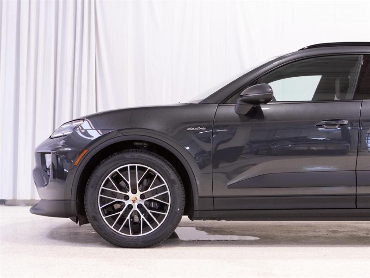 2025 Porsche Macan Electric RWD Photo4