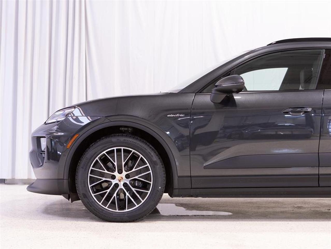 2025 Porsche Macan Electric RWD Photo