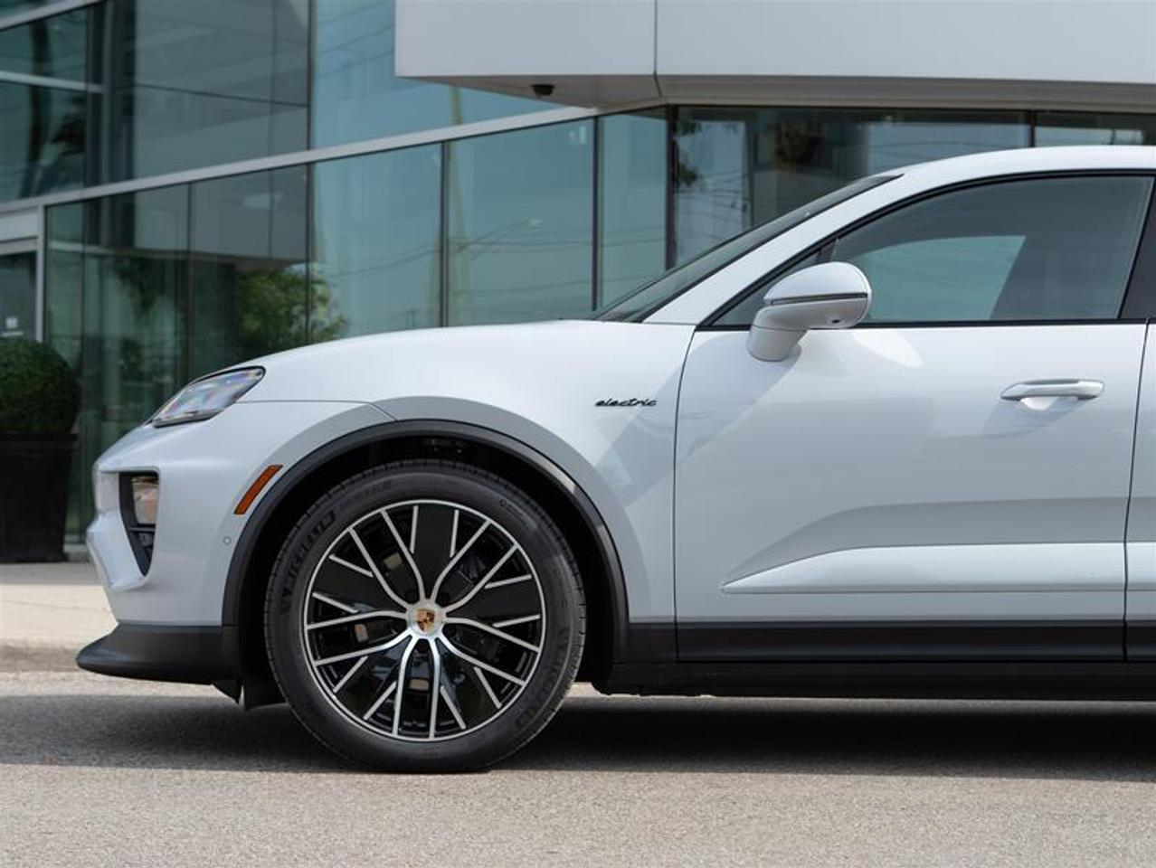 2024 Porsche Macan Electric 4 AWD Photo4