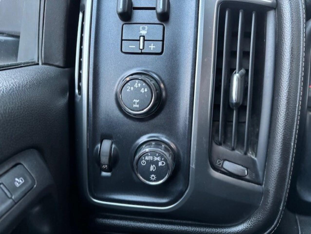 2015 Chevrolet Silverado 2500 LTZ 4WD Z71-CREW CAB-LONG BOX-LEATHER-NAVI-TONNEAU Photo