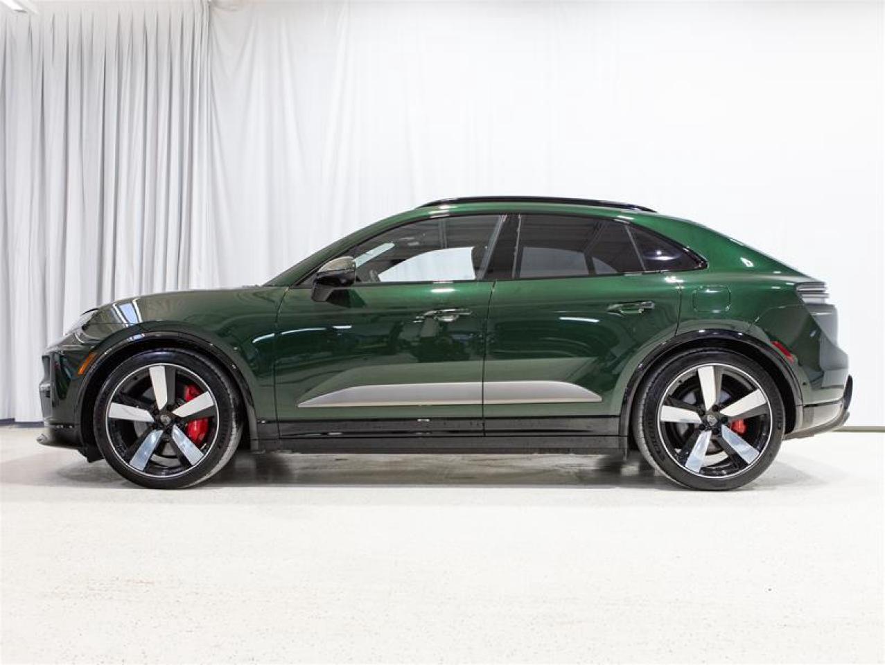 2024 Porsche Macan Electric Turbo AWD Photo