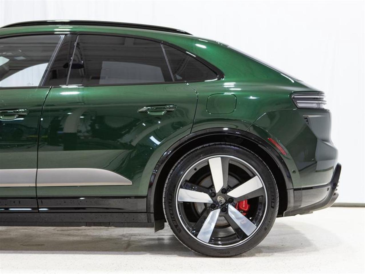 2024 Porsche Macan Electric Turbo AWD Photo