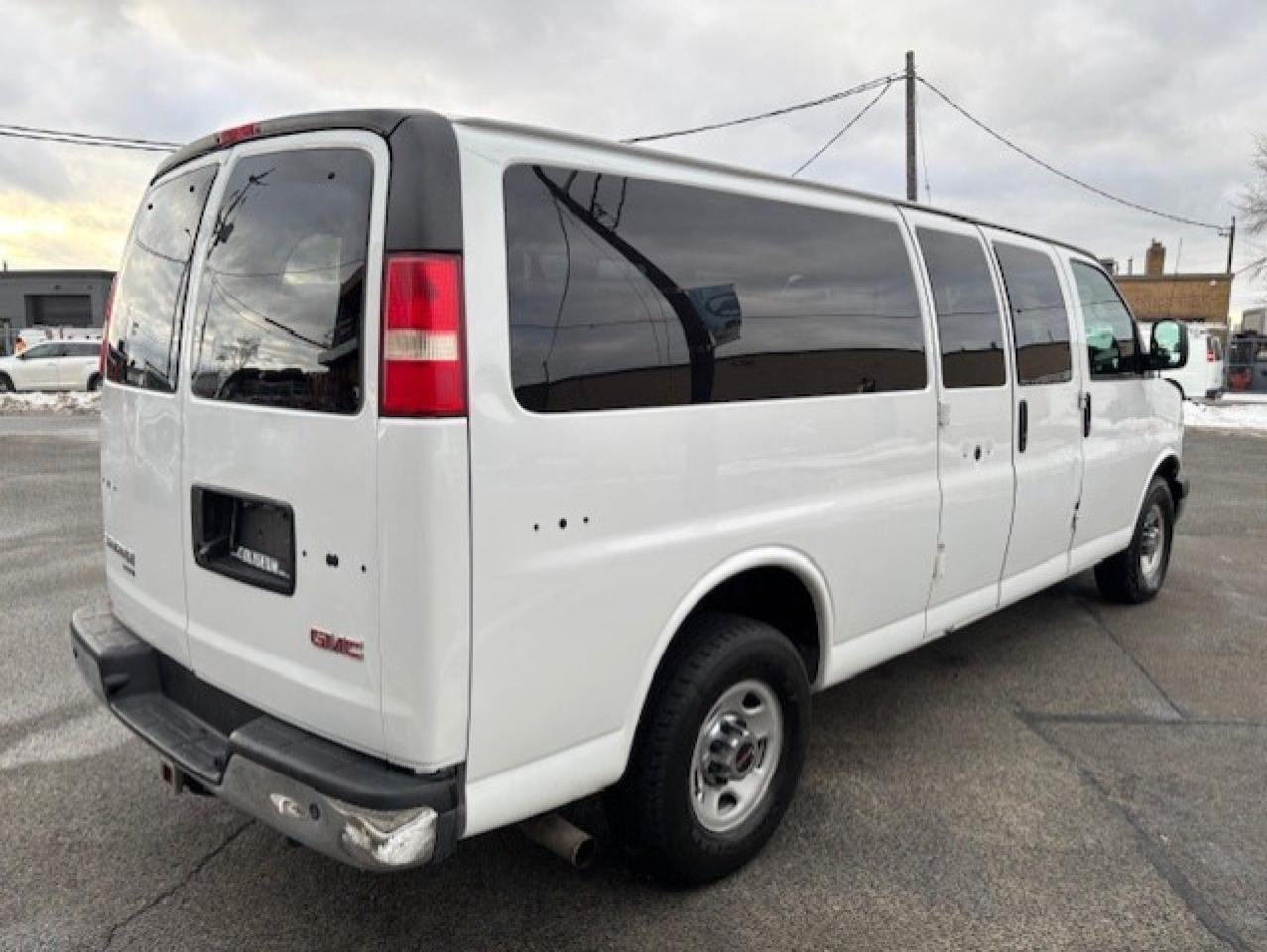 2015 GMC Savana Passenger LT 3500 15 PASSENGER EXTENDED-REMOTE START-TOW PKG Photo4