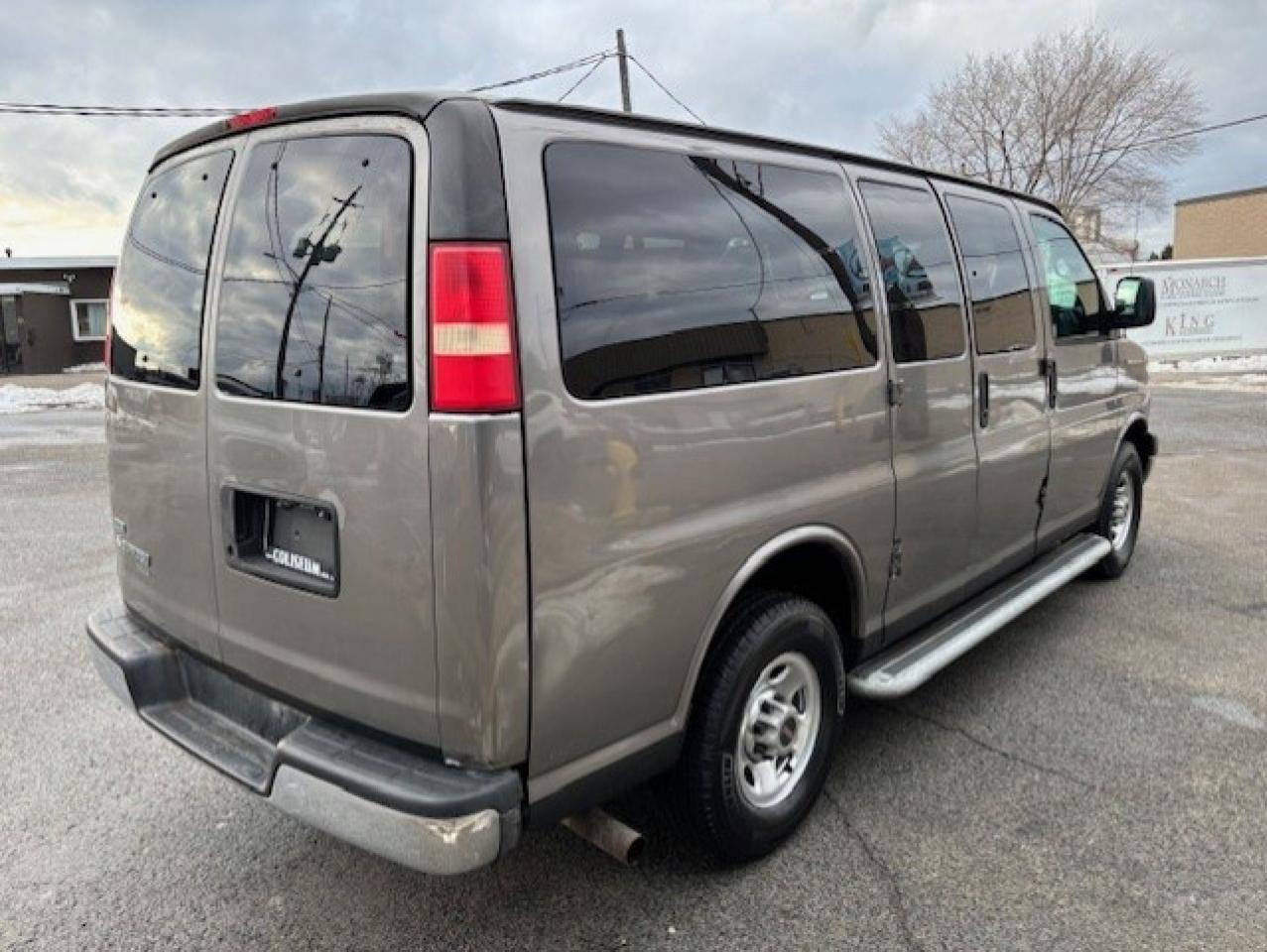 2011 Chevrolet Express Passenger LT 2500 **12 PASSENGER-REMOTE START-RUNS GREAT** Photo4
