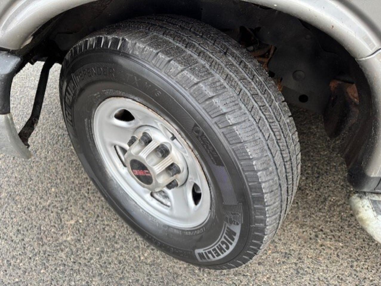 2011 Chevrolet Express Passenger LT 2500 **12 PASSENGER-REMOTE START-RUNS GREAT** Photo