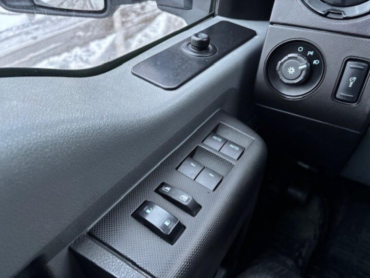 2016 Ford F-250 4WD WESTERN SNOW PLOW-ONLY 90KM-CREW CAB-SHORT BOX Photo