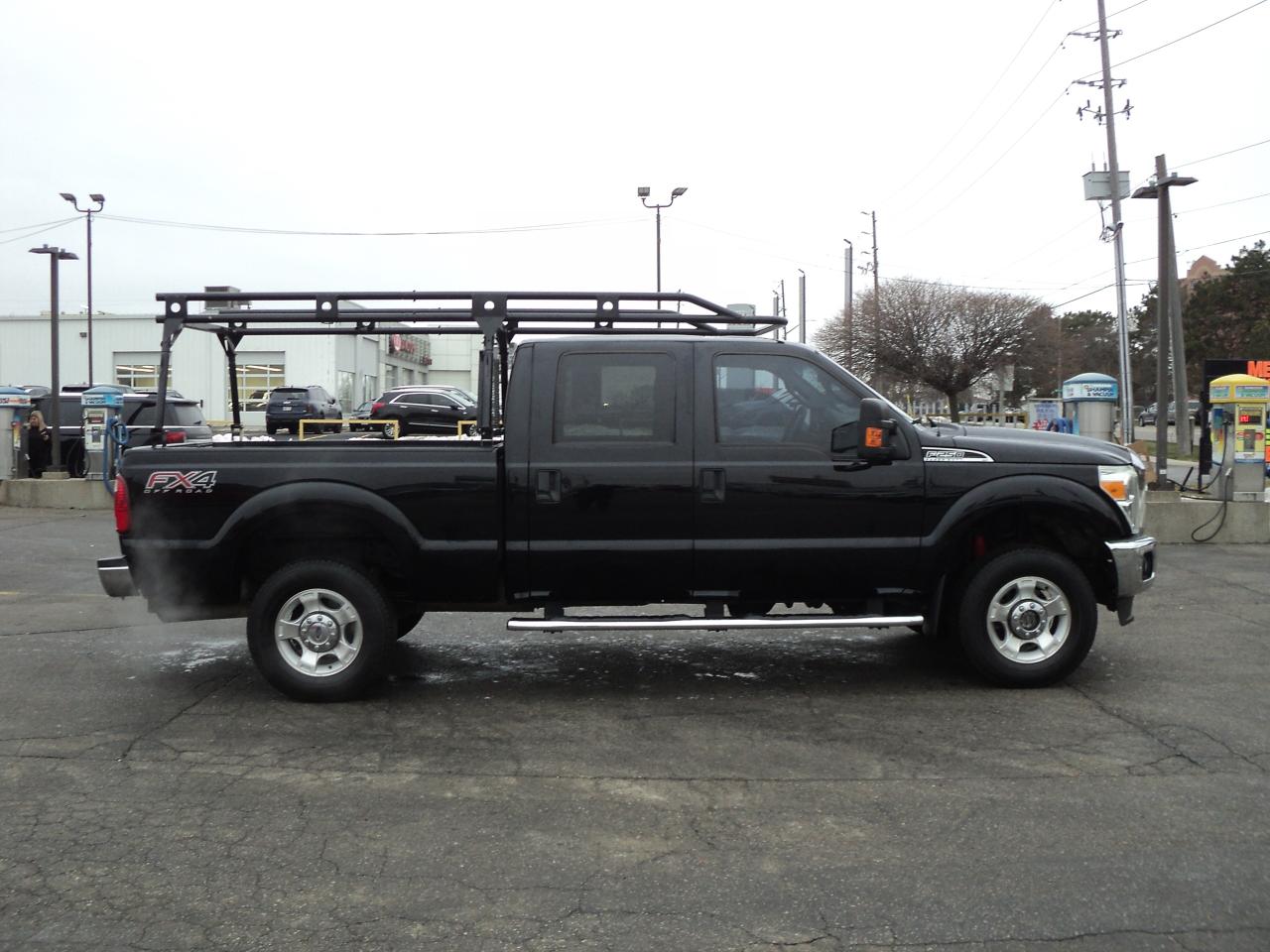 2016 Ford SUPER DUTY F-250 SRW XLT CrewCab FX4 6.2L8cyl 6'8"Box BackUpCam Photo3