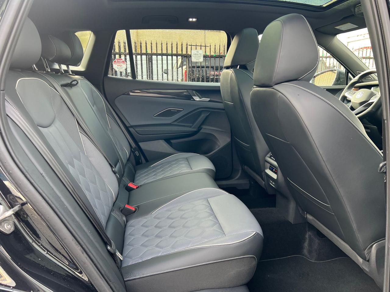 2025 Volkswagen Tiguan HIGHLINE R-LINE 4MOTION Photo30