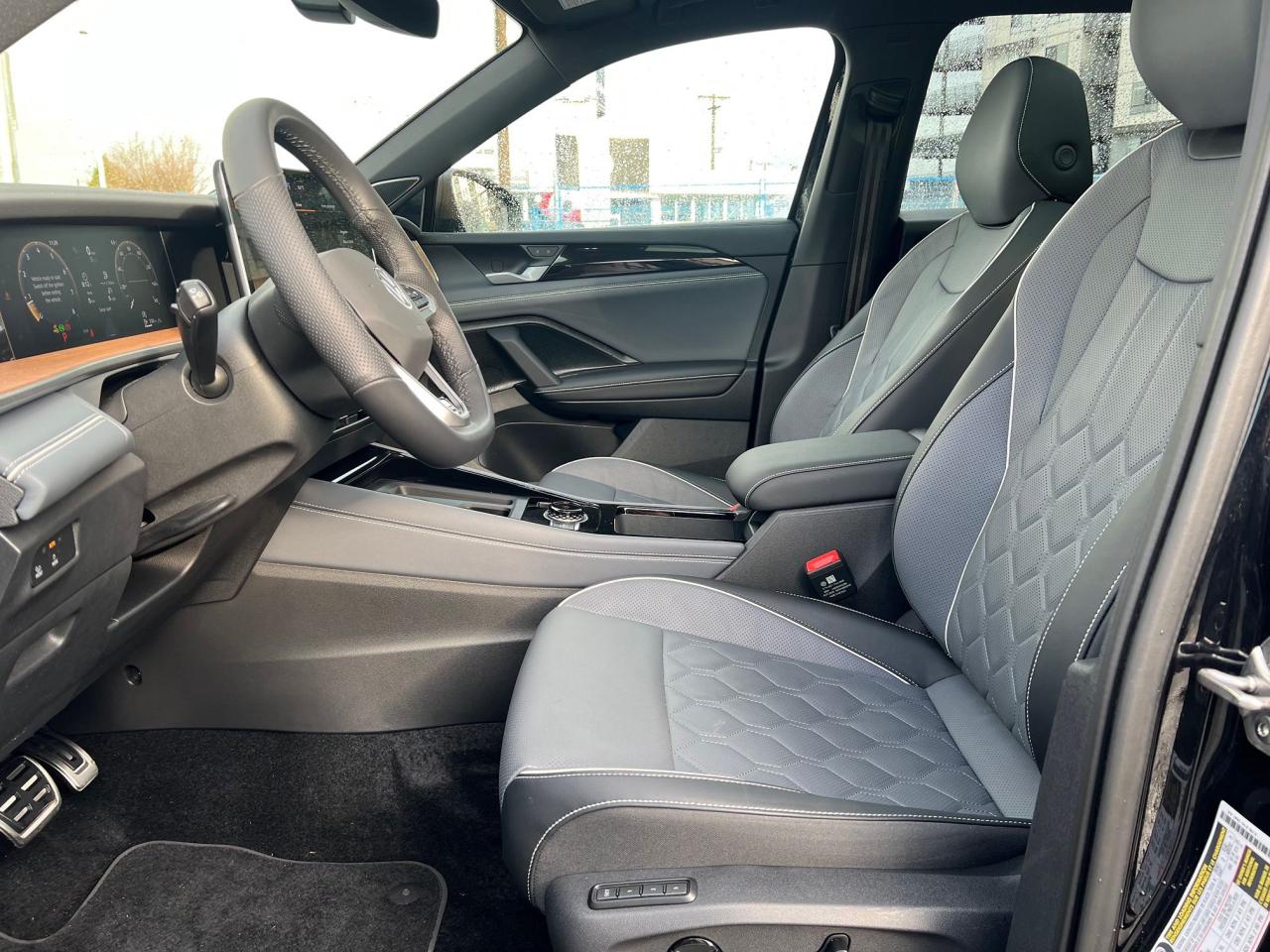 2025 Volkswagen Tiguan HIGHLINE R-LINE 4MOTION Photo33