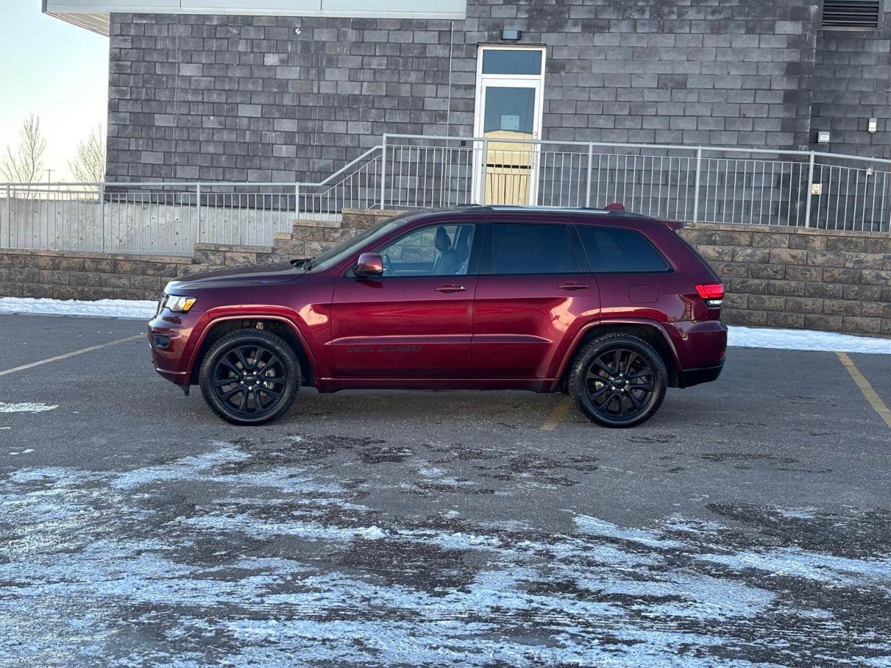 2020 Jeep Grand Cherokee Laredo Photo1