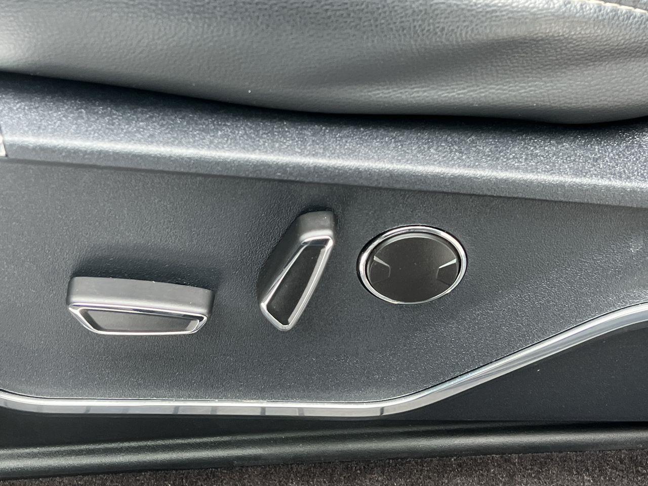 2021 Ford F-150 Lariat 4X4, MOONROOF, NAV, BACK UP CAM, HEATED LEATHER SEATS, HEATED STEERING WHEEL, BACK UP CAM!! Photo