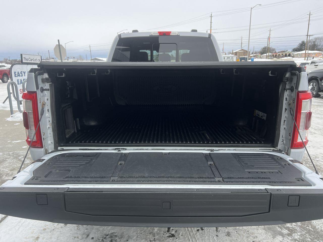 2021 Ford F-150 Lariat 4X4, MOONROOF, NAV, BACK UP CAM, HEATED LEATHER SEATS, HEATED STEERING WHEEL, BACK UP CAM!! Photo