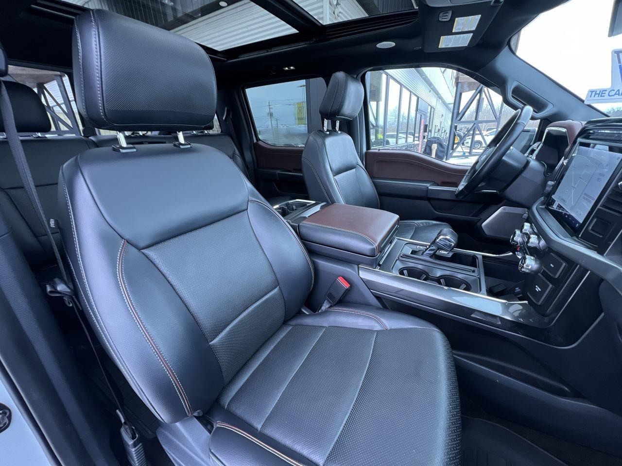 2021 Ford F-150 Lariat 4X4, MOONROOF, NAV, BACK UP CAM, HEATED LEATHER SEATS, HEATED STEERING WHEEL, BACK UP CAM!! Photo