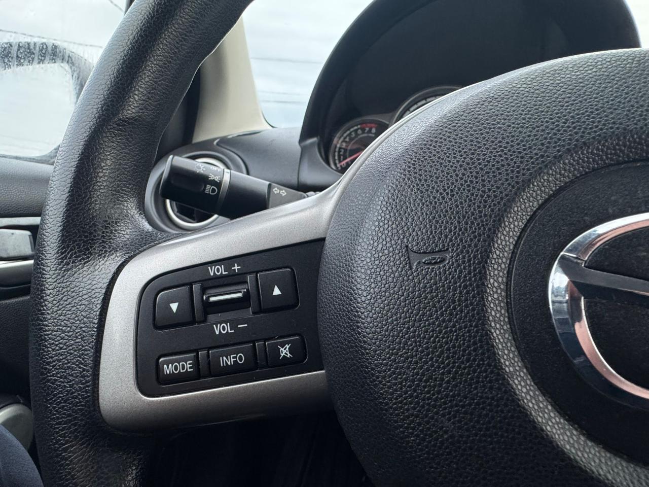 2011 Mazda MAZDA2 GX Photo