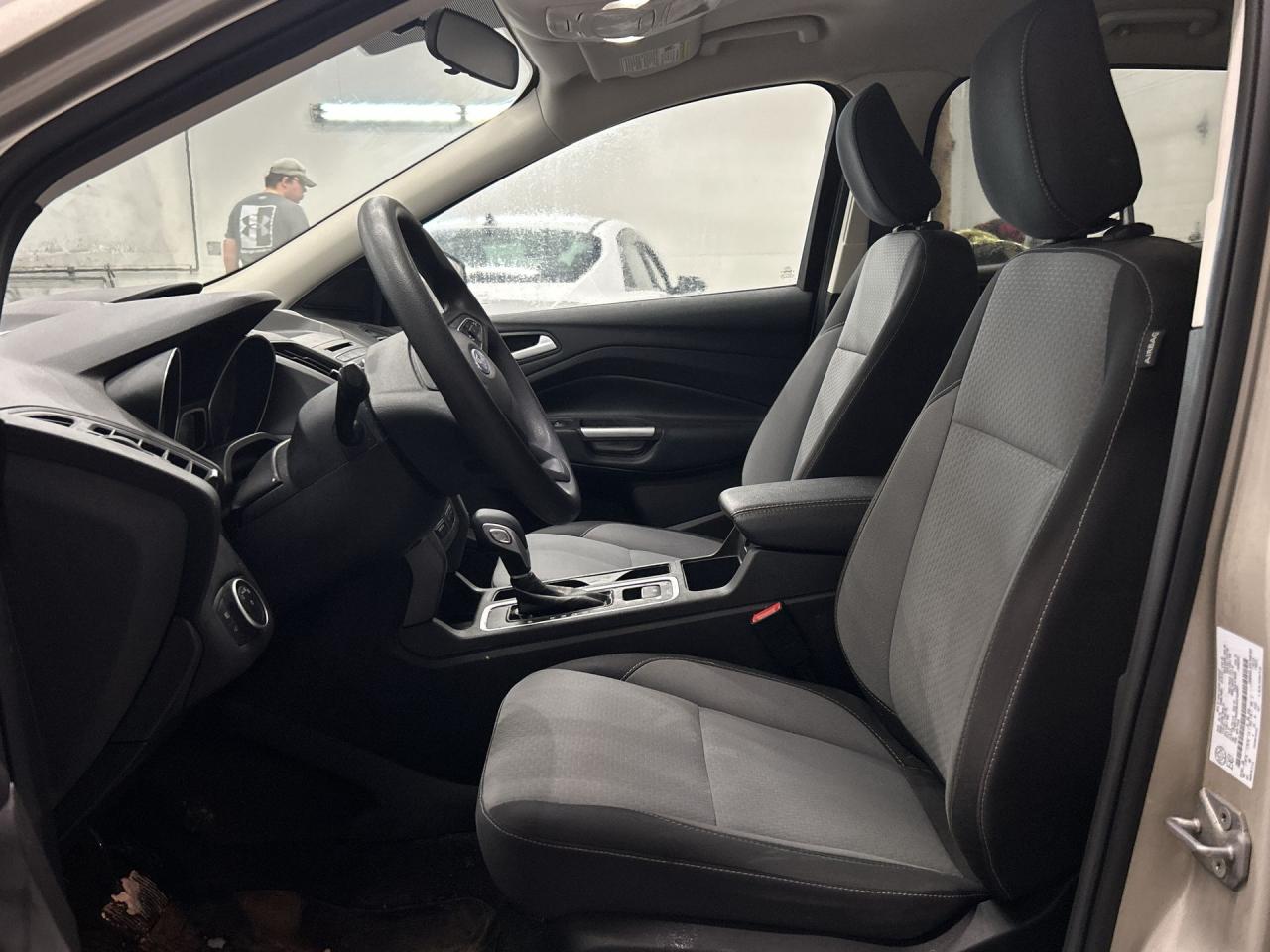 2018 Ford Escape SE AWD | HTD SEATS | 17IN ALLOYS | REAR CAM | A/C Photo