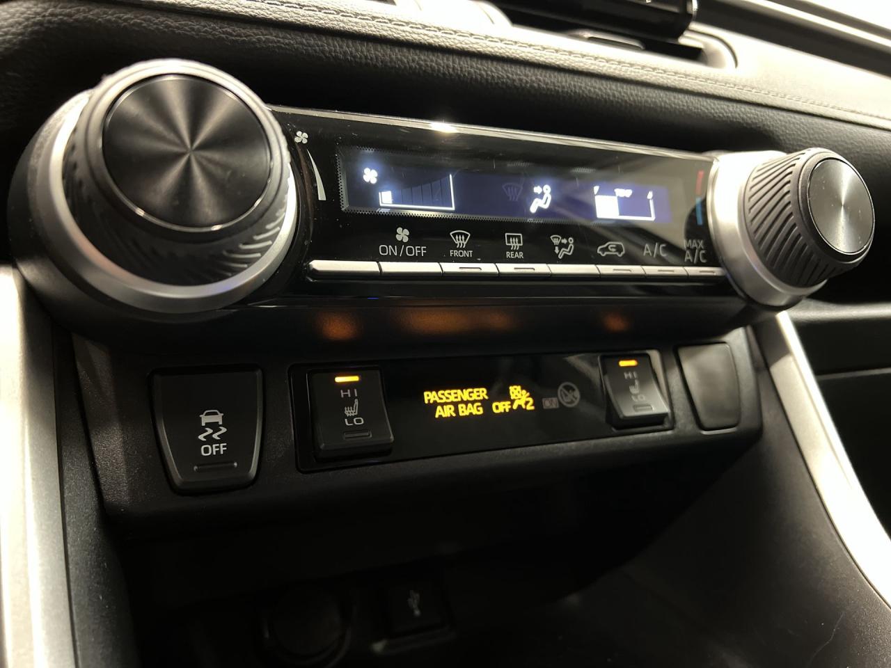 2020 Toyota RAV4 AWD | ONLY 27,000KMS! | CARPLAY | BLIND SPOT | A/C Photo