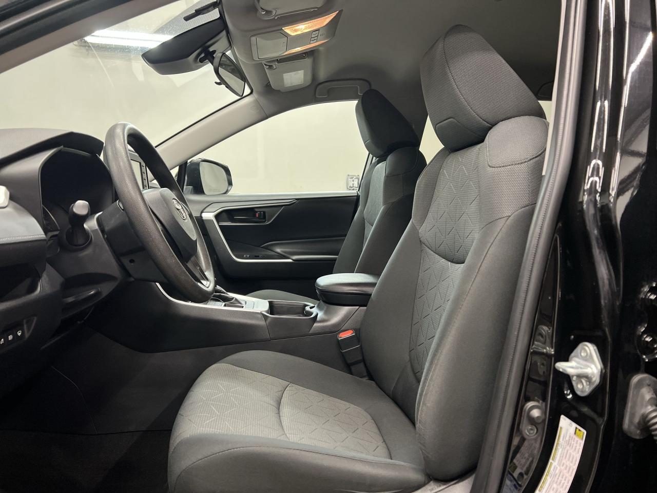 2020 Toyota RAV4 AWD | ONLY 27,000KMS! | CARPLAY | BLIND SPOT | A/C Photo