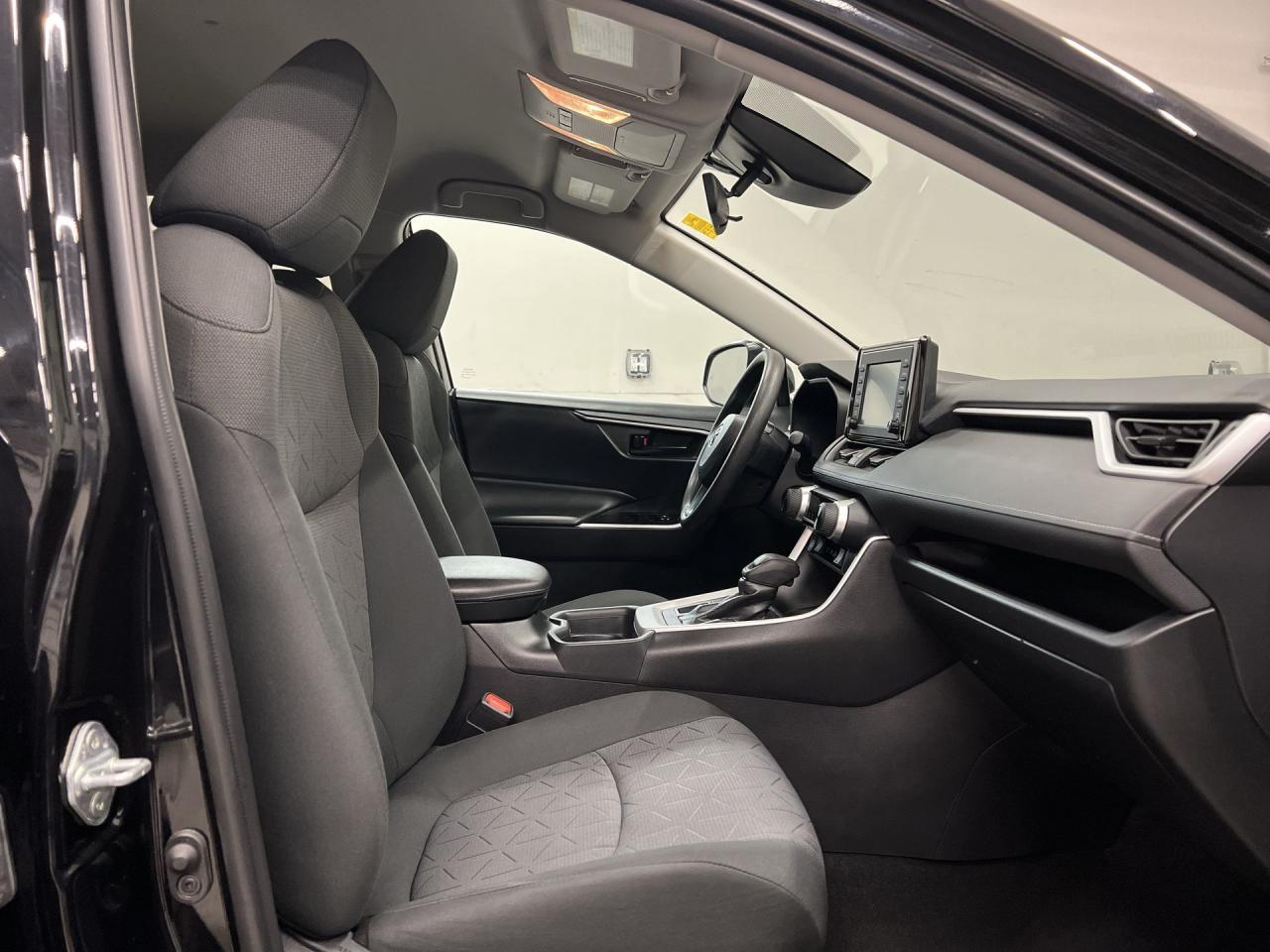 2020 Toyota RAV4 AWD | ONLY 27,000KMS! | CARPLAY | BLIND SPOT | A/C Photo