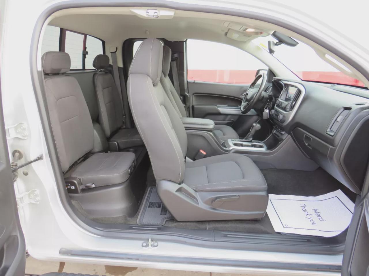 2018 Chevrolet Colorado 2WD LT (**RARE!!**VERY LOW KM!!**SAFETY/CERTIFIED!!**TRAILER HITCH**RUNNING BOARDS**TONNEAU COVER**REMOTE START**FOG LIGHTS**DIGITAL TOUCHSCREEN**REVERSE CAMERA**LEATHER WRAPPED STEERING WHEEL**USB**CRUISE CONTROL**BLUETOOTH**) Photo