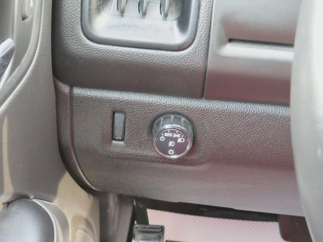 2018 Chevrolet Colorado 2WD LT (**RARE!!**VERY LOW KM!!**SAFETY/CERTIFIED!!**TRAILER HITCH**RUNNING BOARDS**TONNEAU COVER**REMOTE START**FOG LIGHTS**DIGITAL TOUCHSCREEN**REVERSE CAMERA**LEATHER WRAPPED STEERING WHEEL**USB**CRUISE CONTROL**BLUETOOTH**) Photo