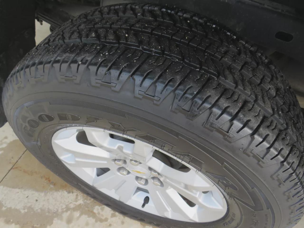 2018 Chevrolet Colorado 2WD LT (**RARE!!**VERY LOW KM!!**SAFETY/CERTIFIED!!**TRAILER HITCH**RUNNING BOARDS**TONNEAU COVER**REMOTE START**FOG LIGHTS**DIGITAL TOUCHSCREEN**REVERSE CAMERA**LEATHER WRAPPED STEERING WHEEL**USB**CRUISE CONTROL**BLUETOOTH**) Photo