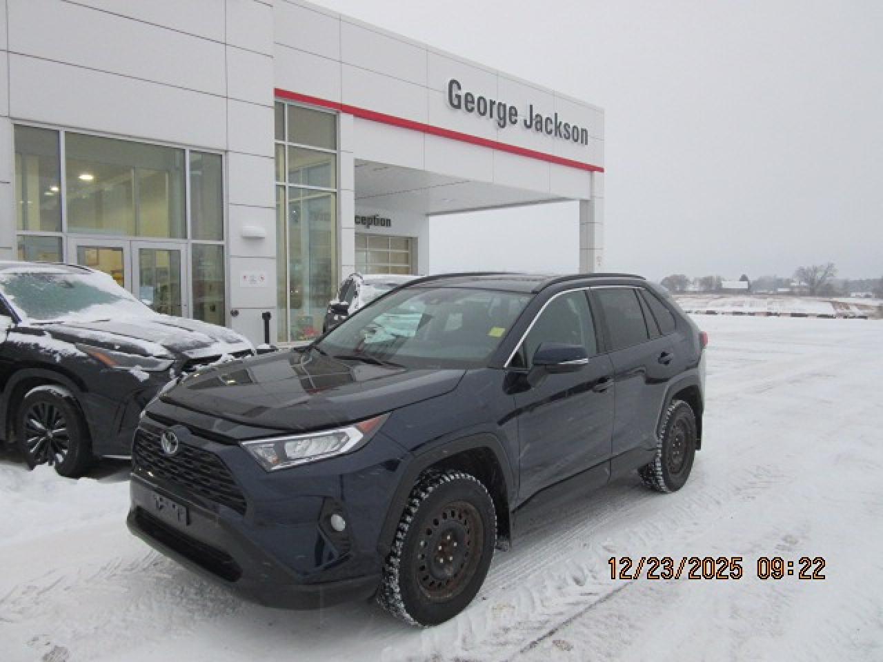 2021 Toyota RAV4 XLE Photo0