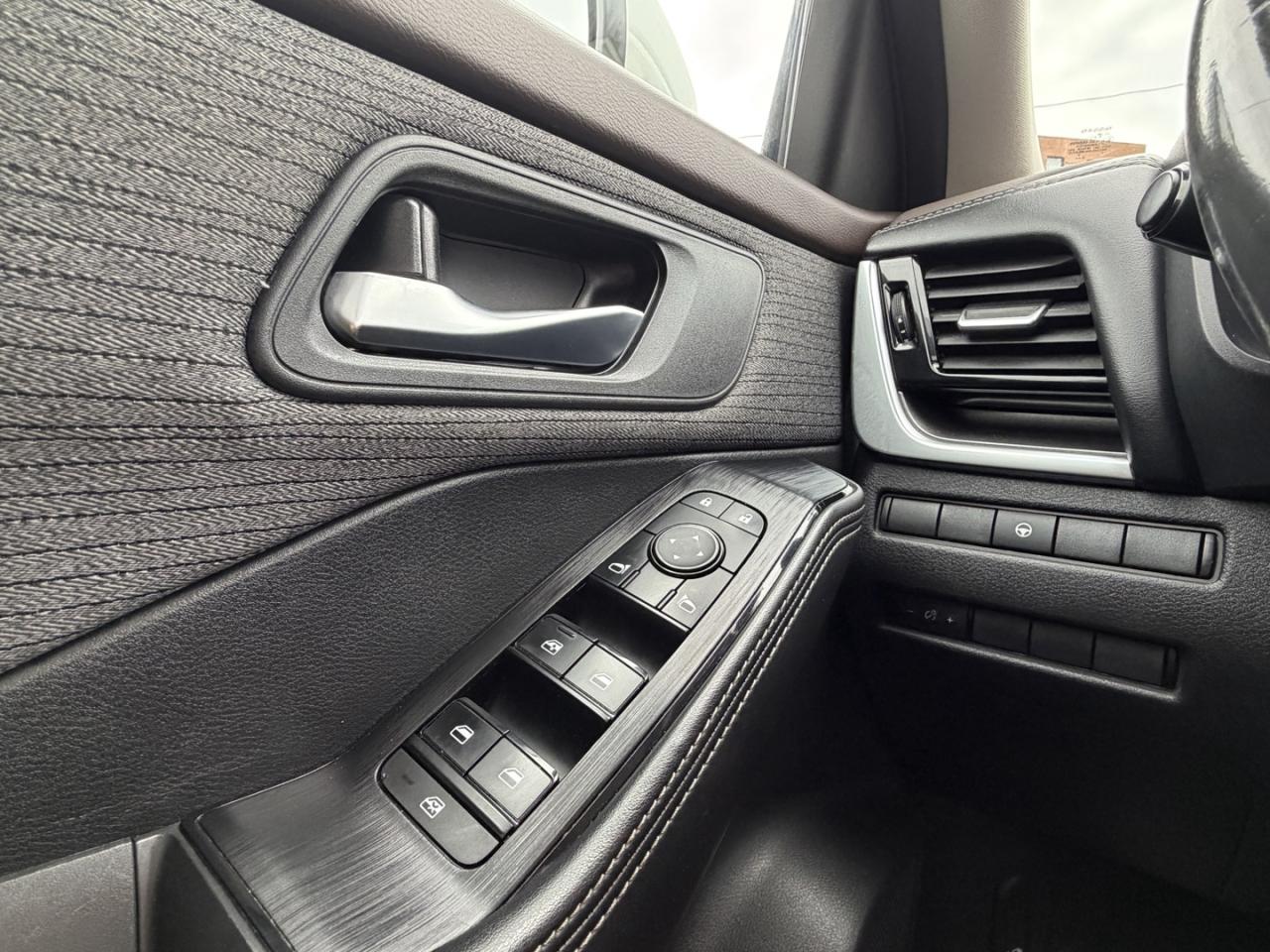 2021 Nissan Rogue SV Photo